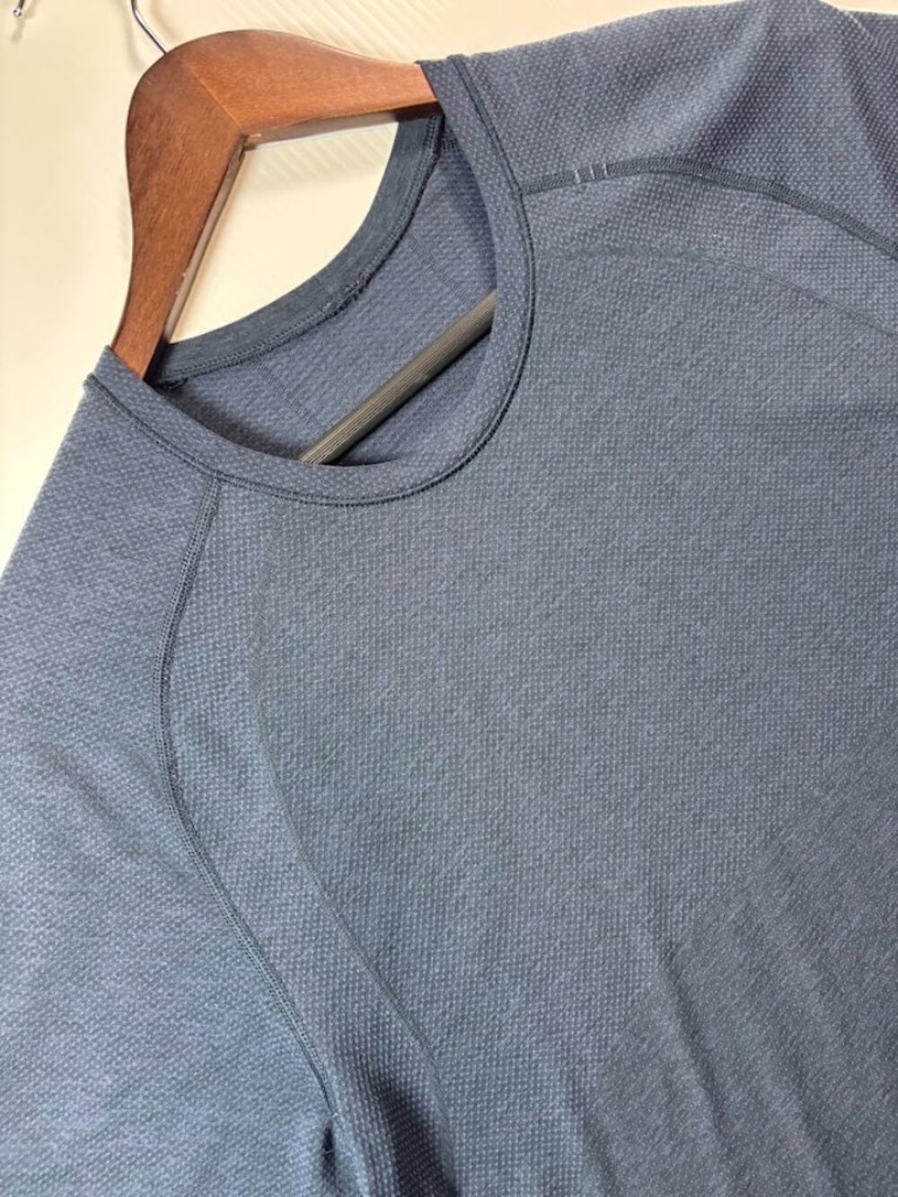 Lululemon Men's Metal Vent Tech Short Sleeve Size Medium Iron Blue